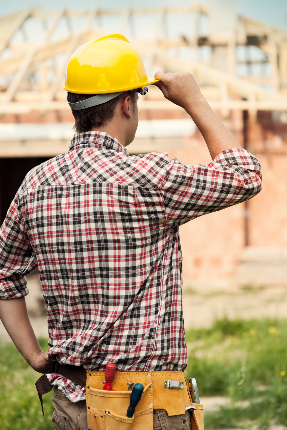 Ouvrier chantier maison bois avec outils pour polo-maçonnerie à Auch