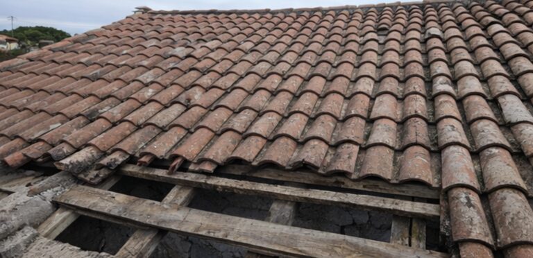 Toit en tuiles vieillies et charpente abîmée, rénovation toiture polo-maçonnerie à Auch