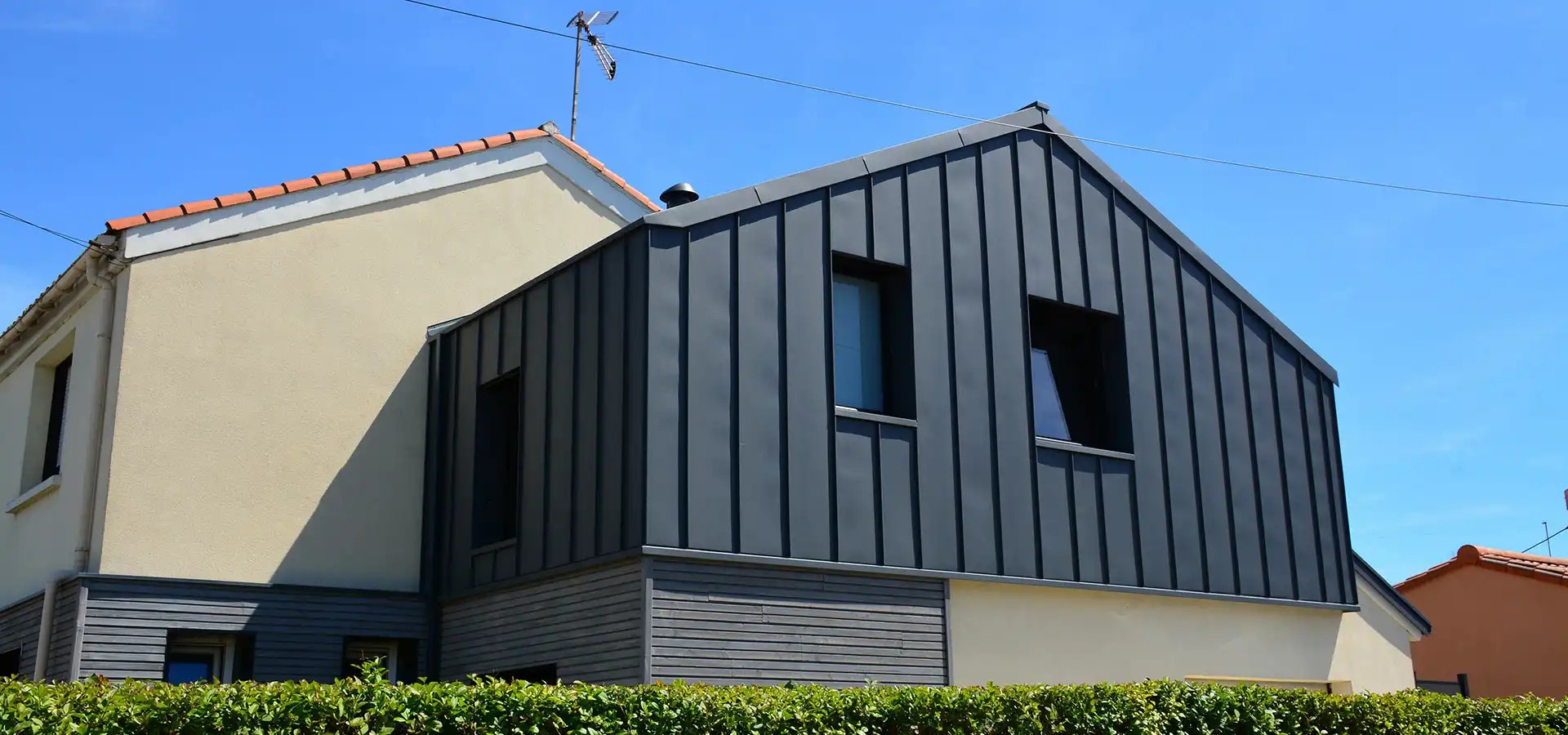 Maison ancienne et extension moderne rénovées par polo-maçonnerie à Auch sous ciel bleu estival