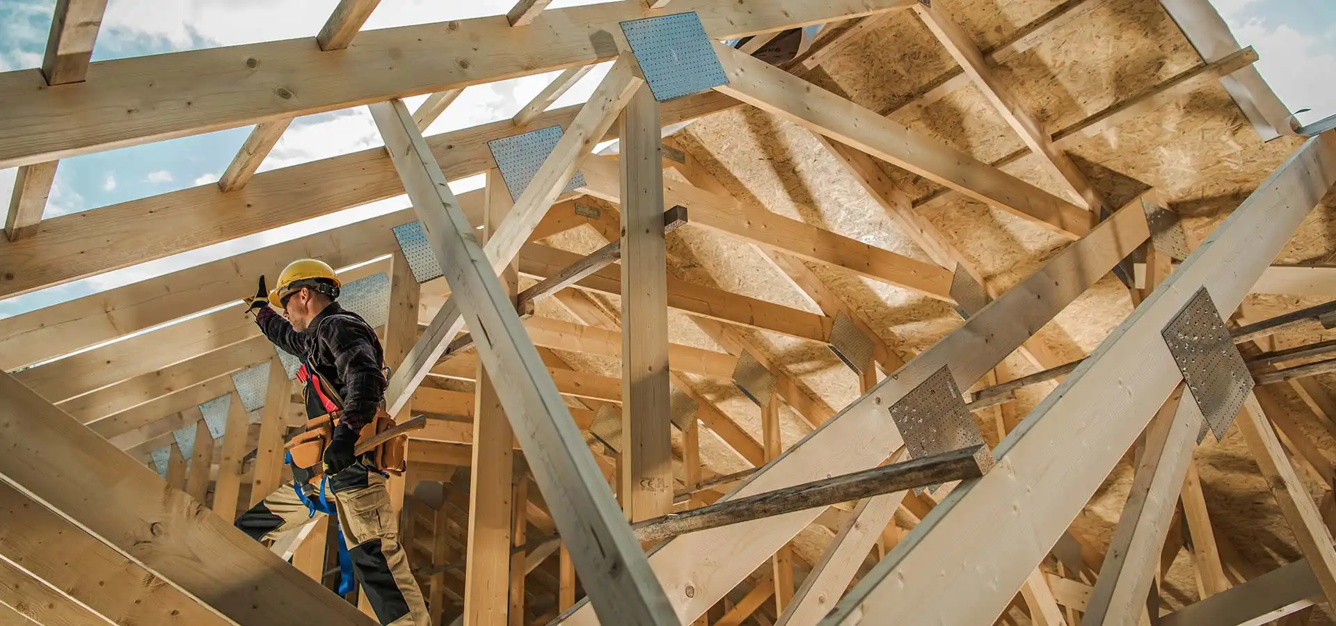 Charpente bois en construction avec ouvrier sécurisé, chantier maison polo-maçonnerie à Auch