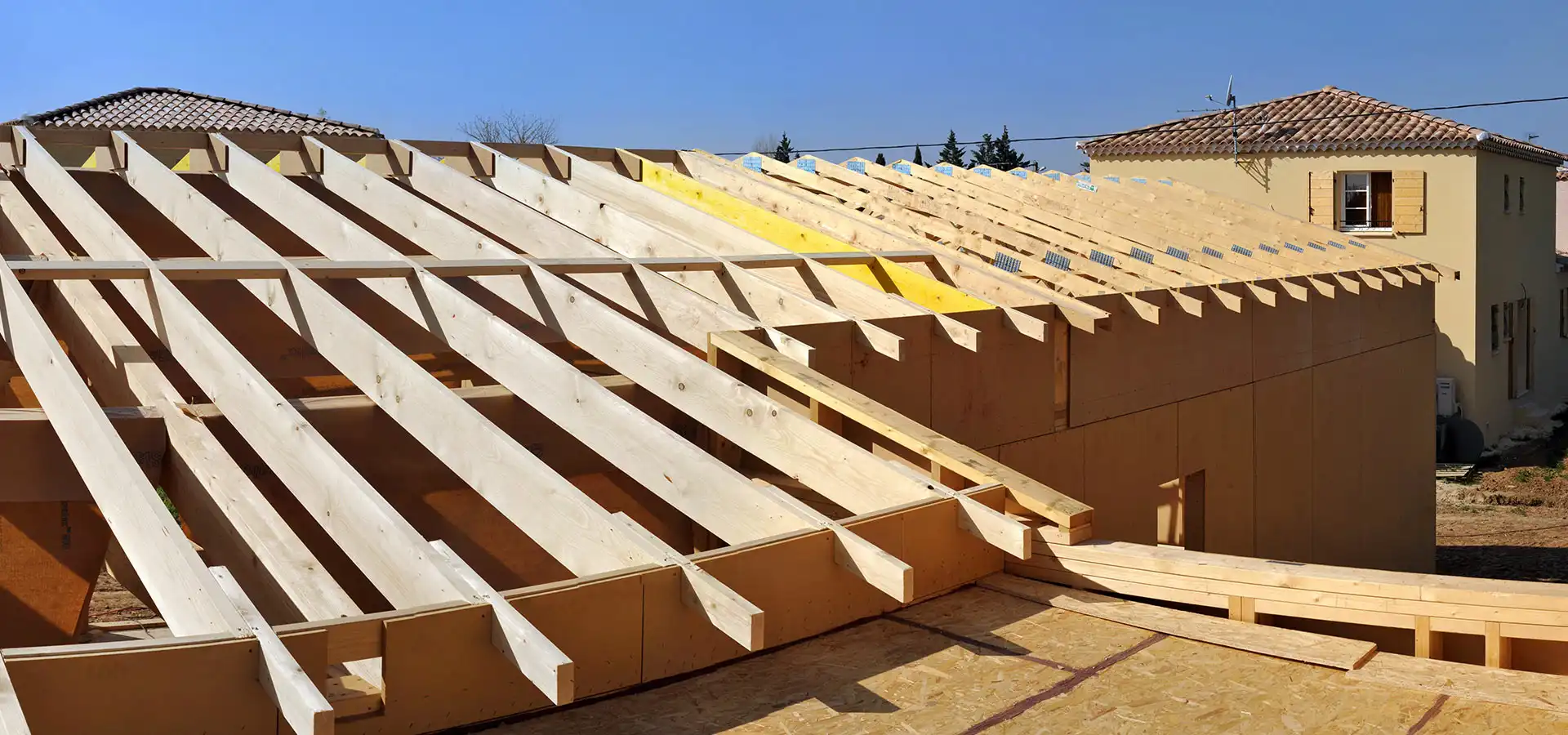 charpente bois neuve en construction par polo-maçonnerie à auch sous ciel bleu