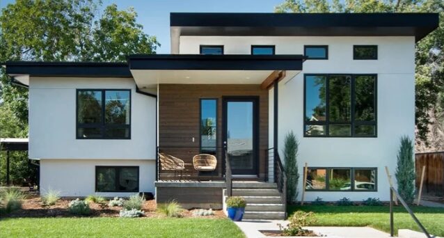 Maison contemporaine à toit plat avec façade bois et crépi, escalier béton et jardin soigné par polo-maçonnerie à Auch