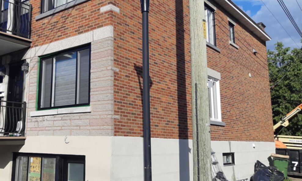 Façade en brique en rénovation par polo-maçonnerie dans un quartier résidentiel à Auch