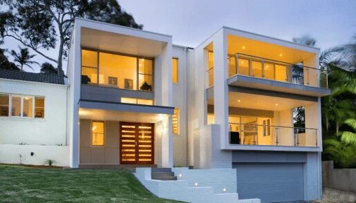 Maison moderne à deux étages au crépuscule réalisée par polo-maçonnerie à Auch