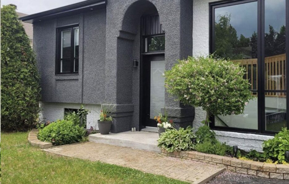 Entrée de maison moderne gris foncé avec jardin soigné réalisée par polo-maçonnerie à Auch